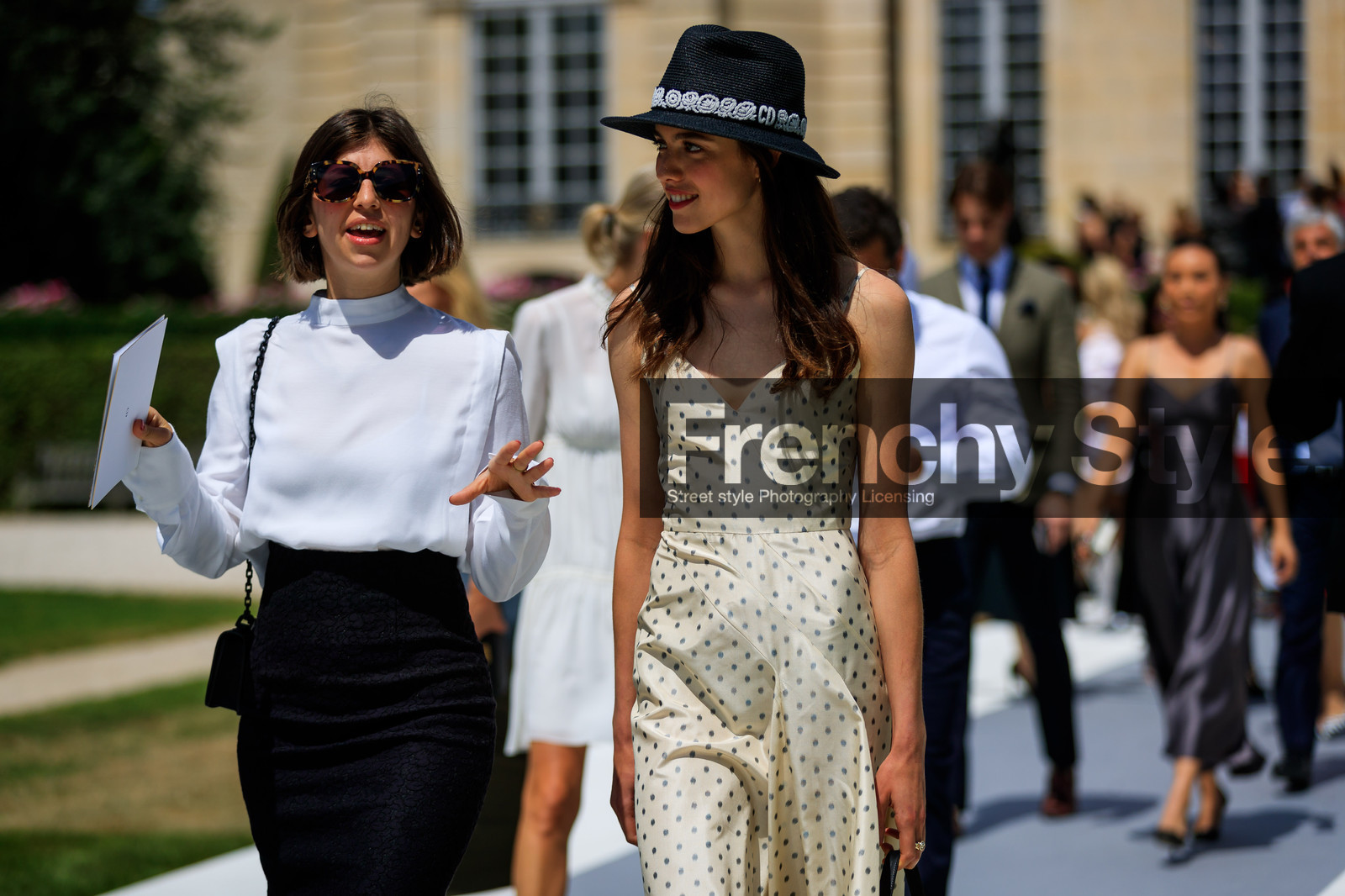 beige dress, black hat, christian dior, graphic dress, polka dot, printed dress, sunglasses, fashion week, frenchystyle, FW, jonathan paciullo, street style, PFW, PARIS, horizontal, atmosphere details, detail, AUTUMN WINTER 2018-2019, FALL WINTER 2018-2019, FW 18-19
