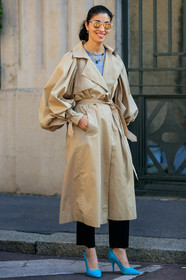 caroline issa, rayban sunglasses, mirror sunglasses, beige sunglasses, metalic frame sunglasses, beige trench coat, belted trench coat, balloon sleeves, golden necklace, big chain necklace, stone necklace, long necklace, grey top, blue suede shoes, high heels shoes, fashion week, frenchystyle, FW, jonathan paciullo, street style, MFW, MILAN, AUTUMN WINTER 2020-2021, FALL WINTER 2020-2021, FW 20-21, vertical, full length