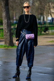 linda tol, tol sunglasses, big sunglasses, square shape glasses, pearl strap sunglasses, black pullover, belt bag, lilac bag, lilac belt, quilted bag, quilted belt, navy blue pants, navy blue vinyl pants, vinyl pants, carrot pants, cropped pants, navy blue polish boots, black polish boots, low boots, chanel boots, chanel bag, chanel belt, fashion week, frenchystyle, FW, jonathan paciullo, street style, PFW, PARIS, vertical, full length