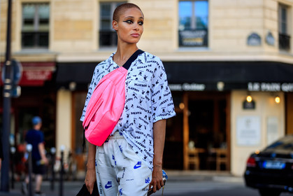 eyeliner, graphic shirt, leather bag, monogram, nike, pink bag, prada, printed shirt, shaved head, sportswear, streetwear, sweatpants, white pants, white shirt, PFW, fashion week, frenchystyle, FW, jonathan paciullo, street style, PARIS, horizontal, atmosphere details, detail, model, AUTUMN WINTER 2018-2019, FALL WINTER 2018-2019, FW 18-19, adwoa aboah