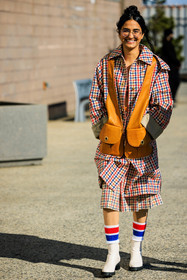 yellow veste, leather sleeveless veste, plaid multicolor jacket, red and blue jacket, printed jacket, glasses, hair bow, multicored longcoat, multicolor coat, plaid long coat, plaid coat, striped socks, white bottines, white leather bottines, tweed bra, tweed pleated skirt, Other Keywords|plaid long coat, Other Keywords|plaid coat, clothes|white leather bottines, fashion week, frenchystyle, FW, jonathan paciullo, street style, NYFW, NEW YORK, AUTUMN WINTER 2022-2023, FALL WINTER 2022_2023, FW 22-23, vertical, atmosphere details