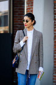 beige jacket, blazer, blue bag, blue denim, denim pants, graphic bag, gucci, jeans, leather bag, printed bag, red lips, sunglasses, trousers, white shirt, fashion week, frenchystyle, FW, jonathan paciullo, street style, MFW, MILAN, AUTUMN WINTER 2018-2019, FALL WINTER 2018-2019, FW 18-19, vertical, detail, atmosphere details, caroline issa