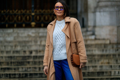 beige trench coat, blue jeans, denim, camel leather bag, shoulder bag, round shape bag, loewe bag, white pullover, futurist shape sunglasses, scale sunglasses, blue sunglasses, stella mccartney jeans, fashion week, frenchystyle, FW, jonathan paciullo, street style, PFW, PARIS, horizontal, atmosphere details, detail