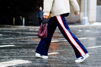 atmosphere details, AUTUMN WINTER 2017-2018, AW 17-18, bordeaux, burgundy, detail, FALL WINTER 2017-2018, fashion week, frenchystyle, FW, FW 17-18, graphic pants, horizontal, jonathan paciullo, leather bag, leather sneakers, navy pants, NEW YORK, NYFW, red bag, street style, striped pants, trousers, white sneakers, white sweater
