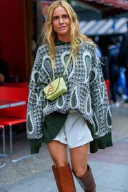 blanca miro scrimieri, jacquard pullover, kaki pullover, white pullover, oversize pullover, oversize sleeves, white shorts, crossbody bag, neon yellow bag, mini bag, yellow leather bag, j w anderson bag, fashion week, frenchystyle, FW, jonathan paciullo, street style, vertical, detail, atmosphere details