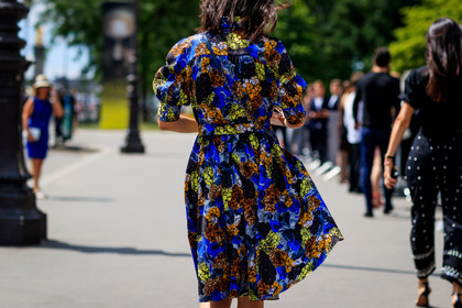 blue dress, graphic dress, multicolor dress, printed dress, fashion week, frenchystyle, FW, jonathan paciullo, street style, PFW, PARIS, horizontal, atmosphere details, detail, AUTUMN WINTER 2018-2019, FALL WINTER 2018-2019, FW 18-19