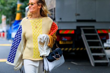 atmosphere details, beige sweater, black and white bag, checked sweater, detail, fashion week, frenchystyle, FW, graphic sweater, horizontal, jonathan paciullo, jw anderson, leather bag, LFW, LONDON, multicolor sweater, plaid, printed sweater, SPRING SUMMER 2018, SS 18, street style, white skirt