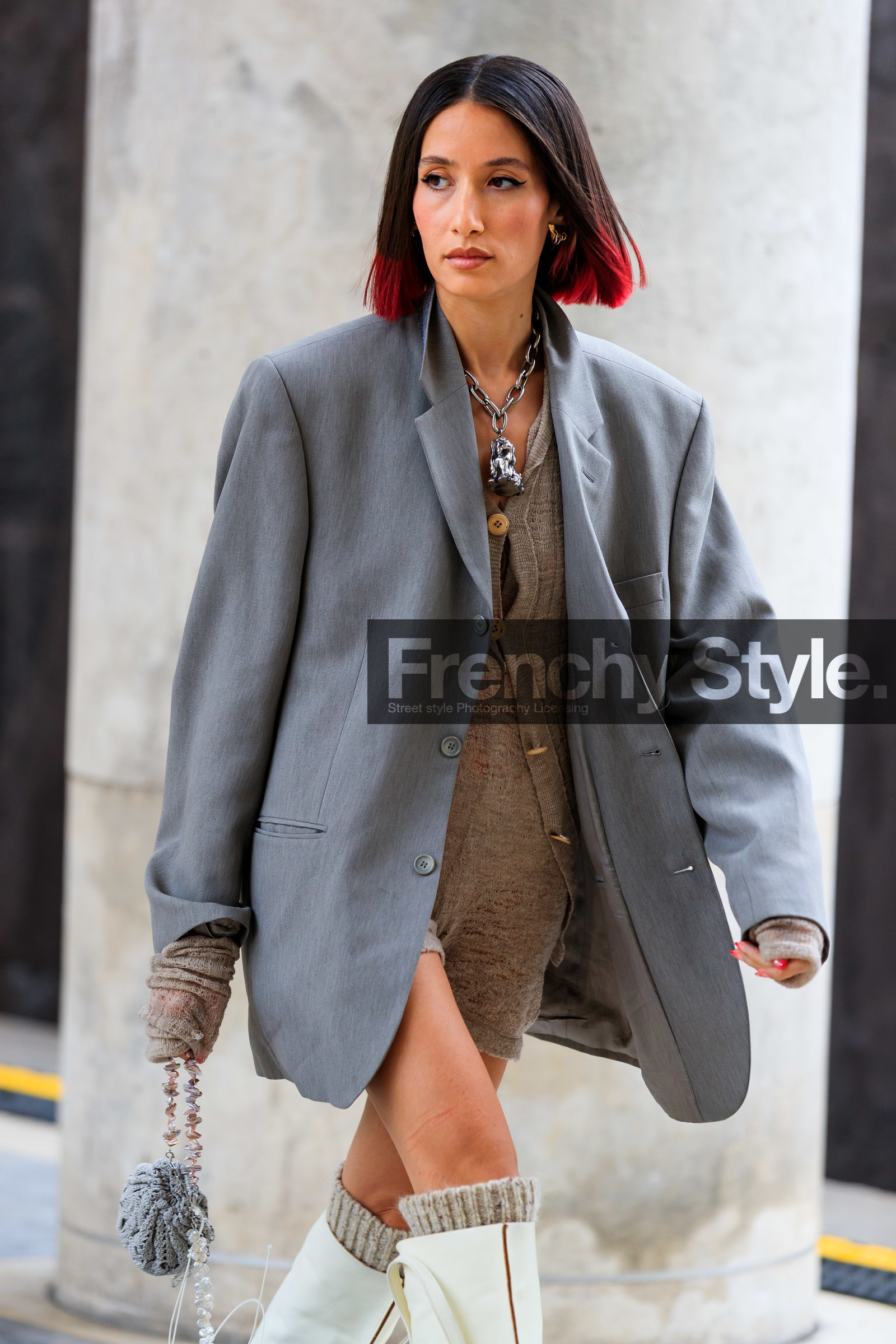 grey jacket, knitwear, knit top, knit shorts, knit bag, beige cardigan, beige shorts, mini shorts, round shape bag, hand bag, high boots, white leather boots, kitten heels boots, silvered necklace, chain necklace, big chain necklace, oversize jacket, alexandra guerain, fashion week, frenchystyle, FW, jonathan paciullo, street style, PFW, PARIS, SPRING SUMMER 2022, SS 22, vertical, atmosphere details, detail