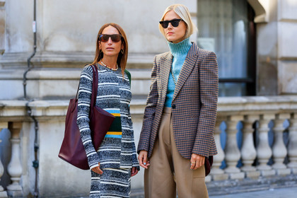 linda tol, chloe loulou de saison, long dress, knitwear, knit dress, asymmetrical dress, grey dress, striped dress, long sleeves dress, burgundy leather bag, shoulder bag, shopping bag, brown scale sunglasses, pearl necklace, turtleneck pullover, light blue pullover, checked jacket, beige pants, oversize pants, carrot pants, black sunglasses, butterfly sunglasses, metalic frame sunglasses, cartier ring, yellow shoes, sharp end shoes, crossbody bag, high heels shoes, fashion week, frenchystyle, FW, jonathan paciullo, street style, atmosphere details, horizontal, detail
