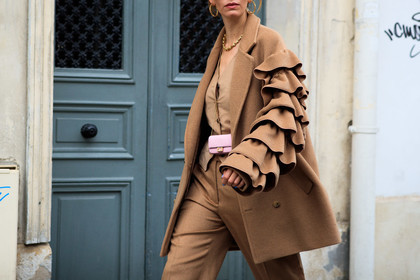 camel coat, camel jacket, camel pants, camel total look, ruffle coat, light pink leather bag, fendi bag, mini bag, crossbody bag, golden chain strap bag, round shape sunglasses, red sunglasses, hoop earrings, golden earrings, fashion week, frenchystyle, FW, jonathan paciullo, street style, PFW, PARIS, SPRING SUMMER 2021, SS 21, horizontal, atmosphere details, detail