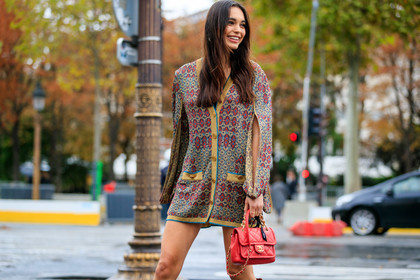 solange smith, chanel bag, chanel cardigan, red leather bag, hand bag, quilted bag, chain strap bag, cardigan dress, pullover dress, lurex cardigan, golden cardigan, multicolor cardigan, red cardigan, blue cardigan, split sleeves, jacquard cardigan, PARIS, PFW, SPRING SUMMER 2020, SS 20, fashion week, frenchystyle, FW, jonathan paciullo, street style, horizontal, atmosphere details, detail