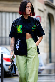 black shirt, black top, black leather bag, black bag, short sleeves shirt, embroidered shirt, green shirt, green pants, light green pants, cropped top, hand bag, off white bag, off white shirt, leather pants, alexandra guerain, fashion week, frenchystyle, FW, jonathan paciullo, street style, PFW, PARIS, AUTUMN WINTER 2021-2022, FALL WINTER 2021-2022, FW 21-22, vertical, atmosphere details, detail