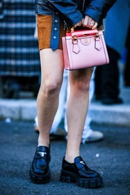 details, accesories, bamboo gucci bag, pink bag, leather bag, black derbies, prada derbies, leather derbies, chunky derbies, fashion week, frenchystyle, FW, jonathan paciullo, street style, vertical, atmosphere details, detail