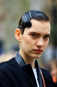 model, hair details, hair clip, make up, make up details, nude make up, close up detail, fashion week, frenchystyle, FW, jonathan paciullo, street style, LFW, LONDON, AUTUMN WINTER 2020-2021, FALL WINTER 2020-2021, FW 20-21, vertical, atmosphere details, detail