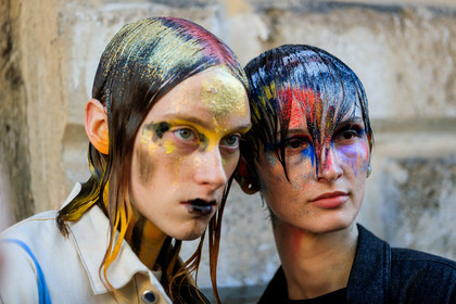 model, glitter face, glitter hair, make up, make up details, hair details, strassed make up, close up detail, multicolor make up, black lipstick, fashion week, frenchystyle, FW, jonathan paciullo, street style, MFW, MILAN, AUTUMN WINTER 2020-2021, FALL WINTER 2020-2021, FW 20-21, horizontal, atmosphere details, detail, portrait