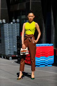 boyy, brown bag, brown pants, earrings, graphic bag, green shoes, high heels, high waist, jaime xie, leather bag, leather pants, leather shoes, printed bag, shiny shoes, trousers, white bag, yellow knit, fashion week, frenchystyle, FW, jonathan paciullo, street style, NEW YORK, NYFW, SPRING SUMMER 2020, SS 20, vertical, full length
