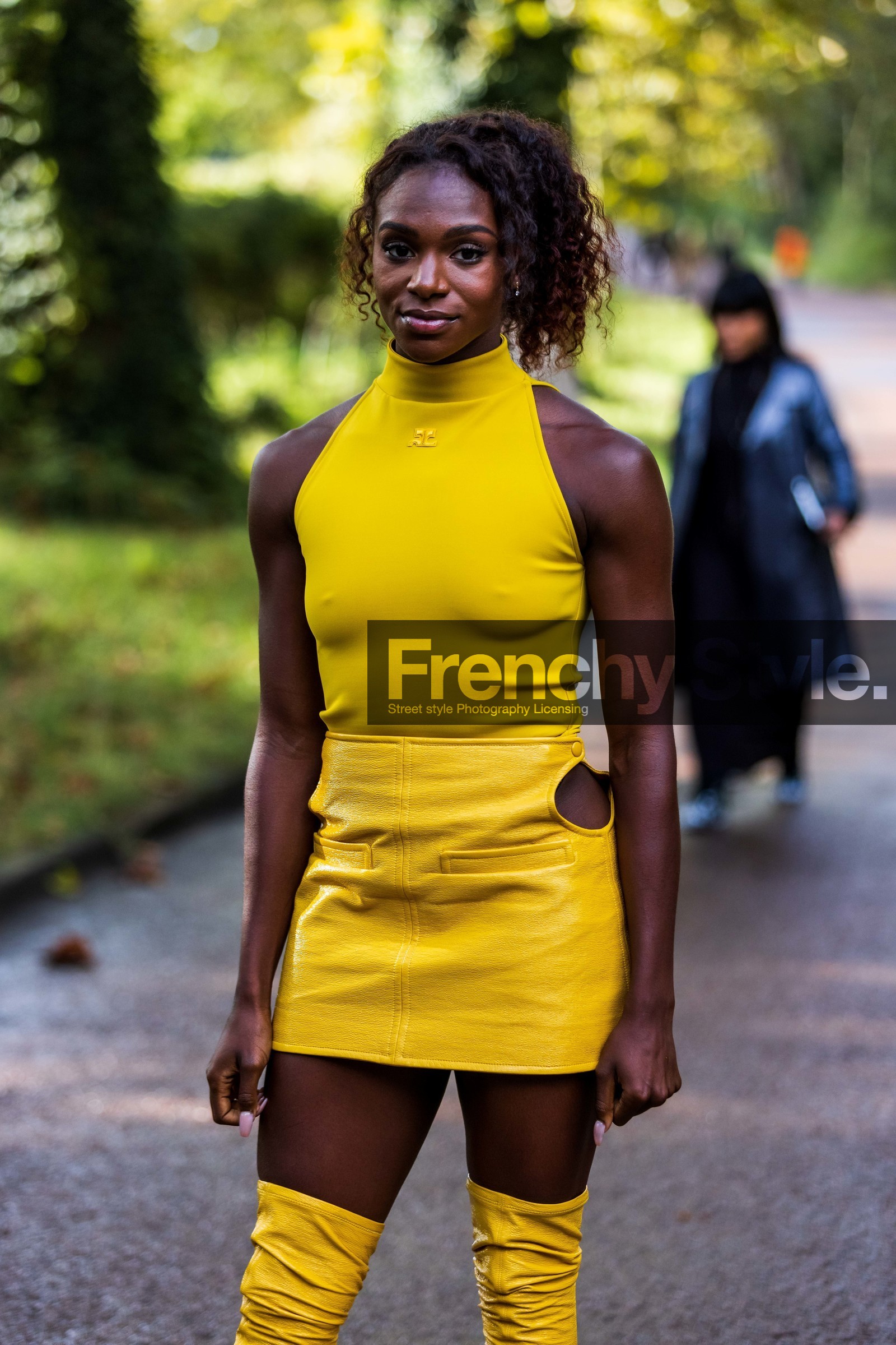 bag, black bag, color, courreges bag, courreges look, Dina Asher Smith, leather bag, leather skirt, mini skirt, skirt, top, yellow skirt, yellow top, street style, jonathan paciullo, FW, frenchystyle, fashion week, PFW, PARIS, SPRING SUMMER 2022, SS 22, vertical, atmosphere details