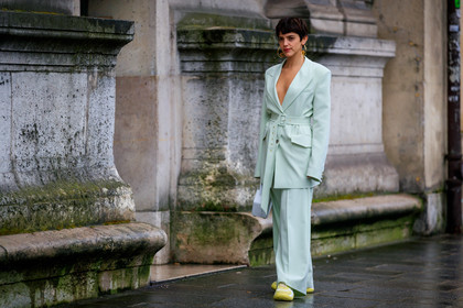 calu rivero, light green jacket, light green pants, golden earrings, round shape earrings, low necked jacket, yellow sneakers, big earrings, fashion week, frenchystyle, FW, jonathan paciullo, street style, PFW, PARIS, horizontal, atmosphere details, full length