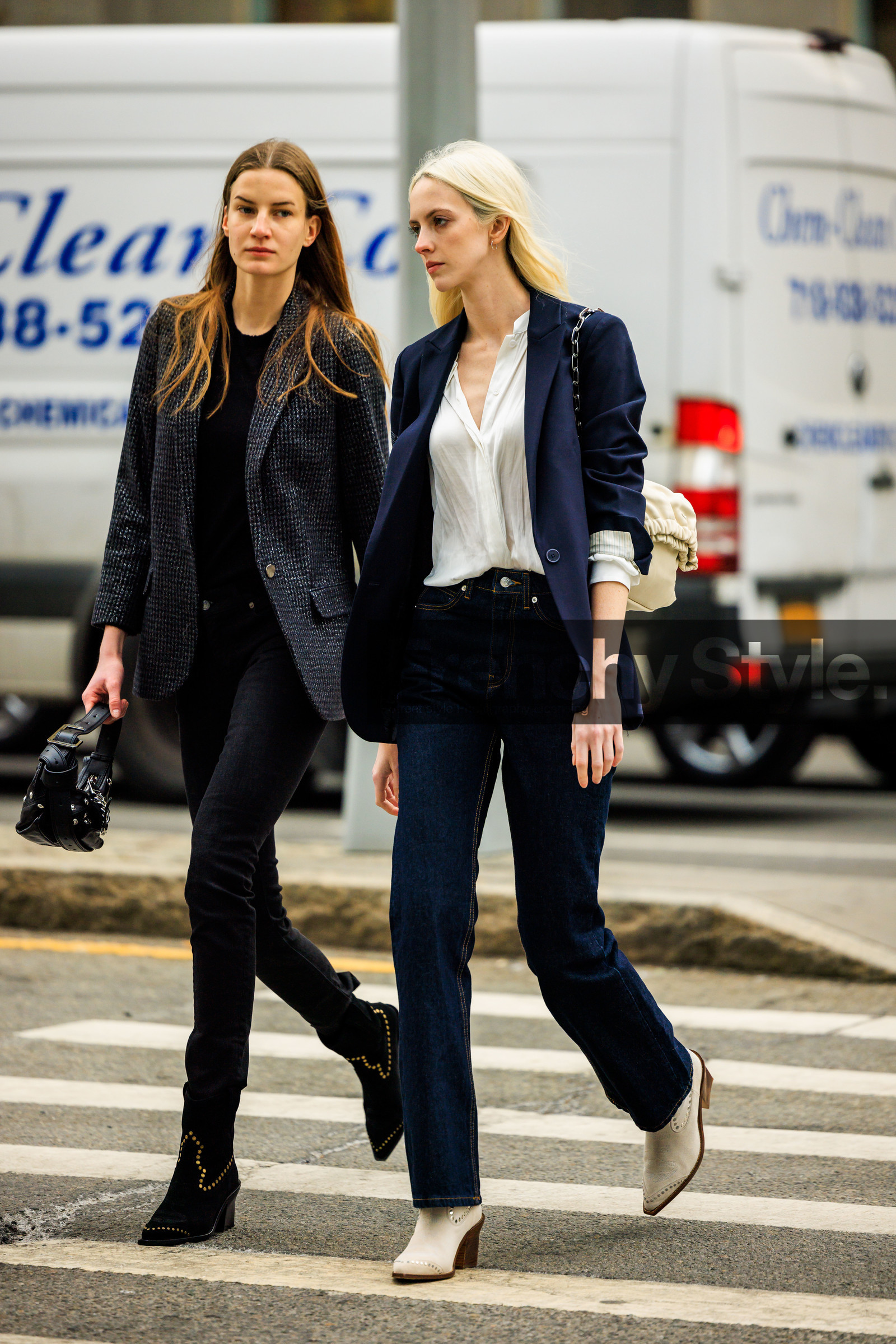 white boots, cowboy boots, skinny pants, straight cut jeans, dark blue jeans, blue blazer, cream handbag, suede boots, leather boots, black handbag, leather handbag, tweed blazer, black tshirt, street style, jonathan paciullo, FW, frenchystyle, fashion week, NYFW, NEW YORK, AUTUMN WINTER 2022-2023, FALL WINTER 2022_2023, FW 22-23, vertical, full length