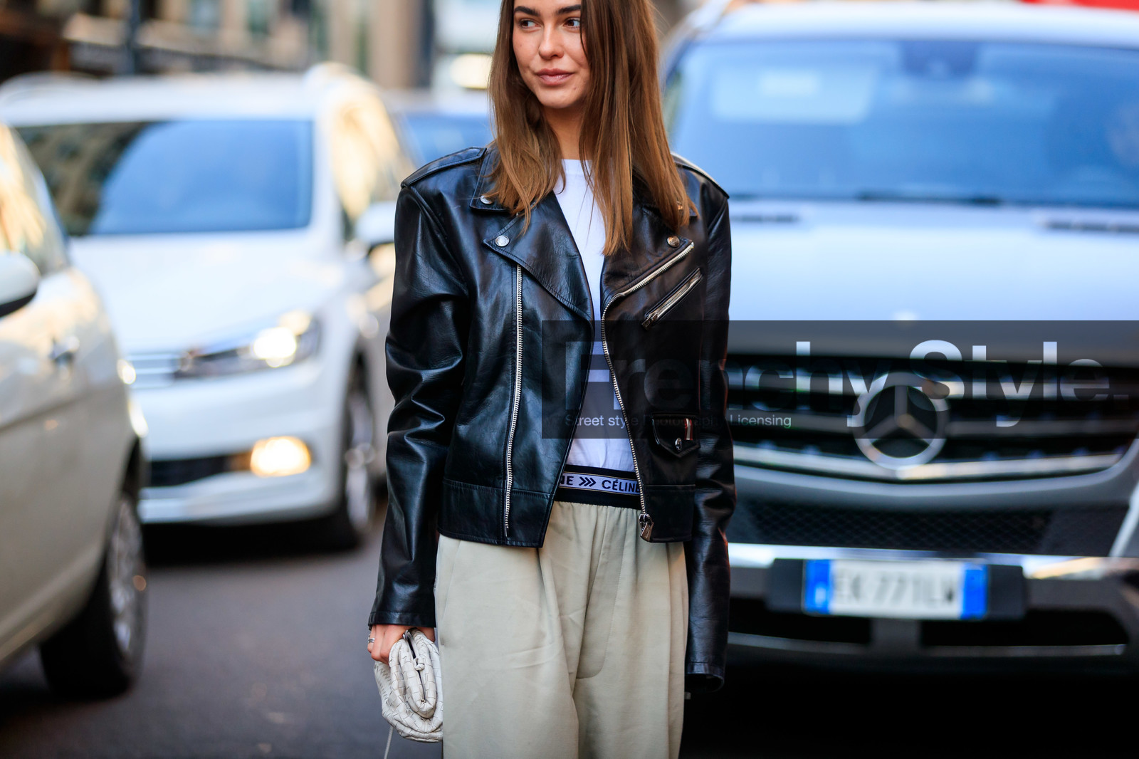 sophia roe, light beige leather bag, light beige pants, loose pants, tailored pants, black leather perfecto, plaited bag, plaited leather bag, bottega veneta bag, white t-shirt, celine pants, fashion week, frenchystyle, FW, jonathan paciullo, street style, MFW, MILAN, AUTUMN WINTER 2020-2021, FALL WINTER 2020-2021, FW 20-21, horizontal, atmosphere details, detail