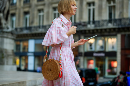 beige bag, graphic dress, leather bag, pink dress, pleated dress, pleats, printed dress, fashion week, frenchystyle, FW, jonathan paciullo, street style, PFW, PARIS, atmosphere details, horizontal, detail, AUTUMN WINTER 2018-2019, FALL WINTER 2018-2019, FW 18-19, vika gazinskaya