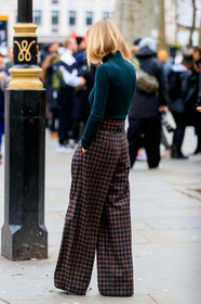 dark green top, turtleneck top, loose pants, checked pants, high waist pants, belted pants, brown pants, dark grey pants, carrot pants, back details, fashion week, frenchystyle, FW, jonathan paciullo, street style, LFW, LONDON, AUTUMN WINTER 2020-2021, FALL WINTER 2020-2021, FW 20-21, vertical, full length