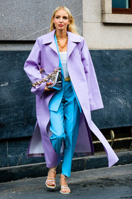 bottega veneta bag, lilac trenchcoat, purple trenchcoat, light blue jacket, light blue pants, light blue suits, golden necklace, golden strap bag, big chain strap bag, silvered bag, white leather sandals, laced sandals, mirror bag, leonie hanne, street style, jonathan paciullo, FW, frenchystyle, fashion week, MFW, MILAN, SPRING SUMMER 2021, SS 21, vertical, full length