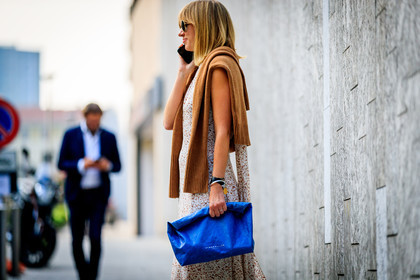 blue bag, brown sweater, graphic dress, leather bag, lisa aiken, printed dress, simon miller, sunglasses, white dress, fashion week, frenchystyle, FW, jonathan paciullo, street style, MFW, MILAN, SPRING SUMMER 2019, SS 19, atmosphere details, horizontal, detail