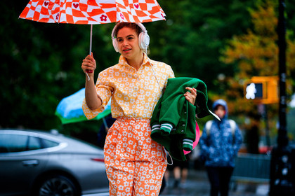 floral, flowers, graphic pants, graphic shirt, green jacket, headphones, orange pants, printed pants, printed shirt, trousers, umbrella, yellow shirt, street style, jonathan paciullo, FW, frenchystyle, fashion week, NYFW, NEW YORK, SPRING SUMMER 2019, SS 19, atmosphere details, horizontal, detail