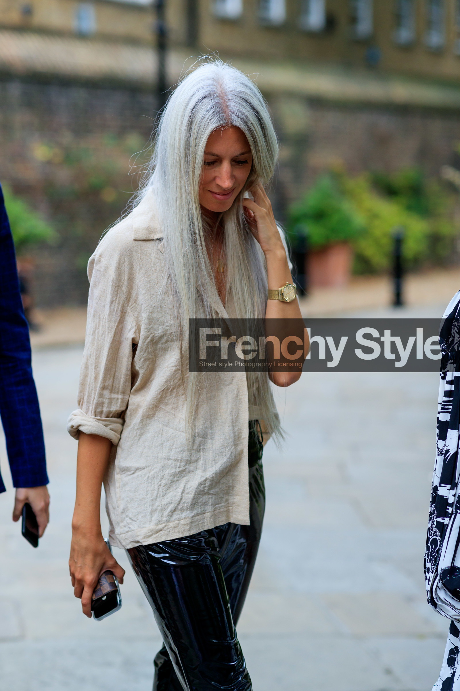 sarah harris, light beige shirt, loose shirt, black vinyl pants, golden watch, rolex watch, fashion week, frenchystyle, FW, jonathan paciullo, street style, vertical, detail, atmosphere details