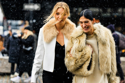 furry winter look, furry beige coat, furry beig coat, furry jacket, white leather jacket, black top, athena calderone, fashion week, frenchystyle, FW, jonathan paciullo, street style, NYFW, NEW YORK, AUTUMN WINTER 2022-2023, FALL WINTER 2022_2023, FW 22-23, atmosphere details, horizontal