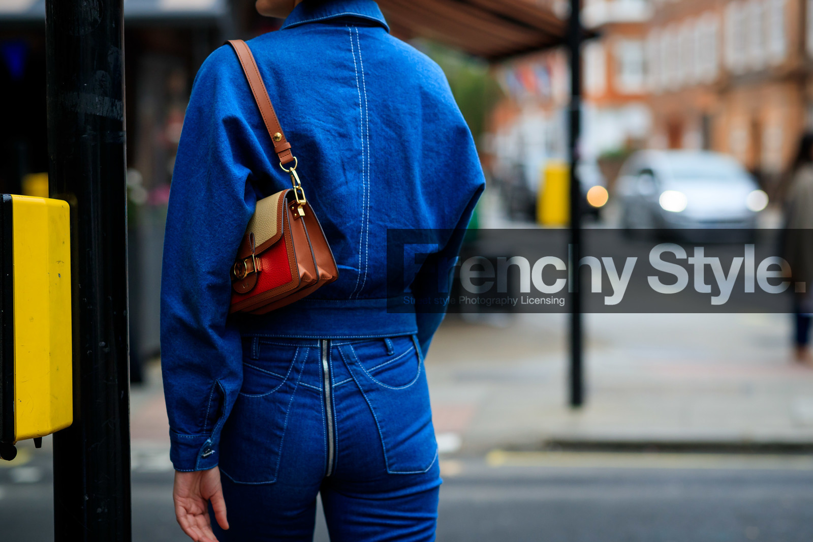 victoria sekrier, denim total look, denim jacket, blue jeans, blue jacket, louis vuitton bag, brown leather bag, beige leather bag, shoulder bag, back details, close up detail, fashion week, frenchystyle, FW, jonathan paciullo, street style, atmosphere details, horizontal, detail