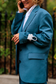 close up detail, jacquemus bag, jacquemus bracelet, bracelet bag, suits, blue jacket, white shirt, fashion week, frenchystyle, FW, jonathan paciullo, street style, vertical, detail, atmosphere details