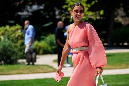belt, pink dress, pleated dress, pleats, sunglasses, white bag, fashion week, frenchystyle, FW, jonathan paciullo, street style, PFW, PARIS, horizontal, atmosphere details, detail, AUTUMN WINTER 2018-2019, FALL WINTER 2018-2019, FW 18-19