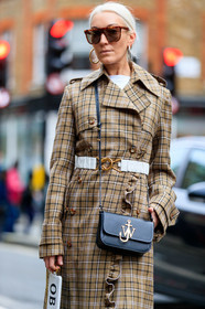 checked trench coat, beige trench coat, belted trench coat, white leather belt, ruffle trench coat, black leather bag, j w anderson bag, crossbody bag, hoop earrings, silvered earrings, golden earrings, different earrings, scale sunglasses, big sunglasses, gucci sunglasses, fashion week, frenchystyle, FW, jonathan paciullo, street style, LFW, LONDON, AUTUMN WINTER 2020-2021, FALL WINTER 2020-2021, FW 20-21, vertical, atmosphere details, detail