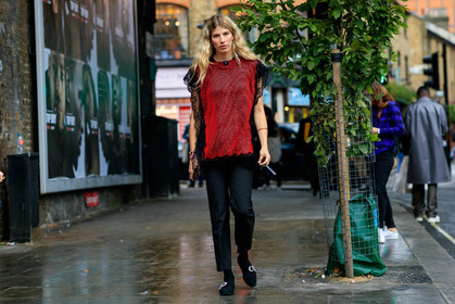 veronika heilbrunner, red top, sequins top, metalic top, black lace top, short sleeves top, black pants, cropped pants, flare pants, black socks, black shoes, flat shoes, strassed shoes, fashion week, frenchystyle, FW, jonathan paciullo, street style, atmosphere details, horizontal, full length