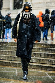 knitted hood, printed hood, black ans white hood, crochet hood, black coat, white handbag, handbag, blacn sunglasses, winter coat, full black look, black boots, leather boots, babba c rivera, fashion week, frenchystyle, FW, jonathan paciullo, street style, NYFW, NEW YORK, AUTUMN WINTER 2022-2023, FALL WINTER 2022_2023, FW 22-23, vertical, full length