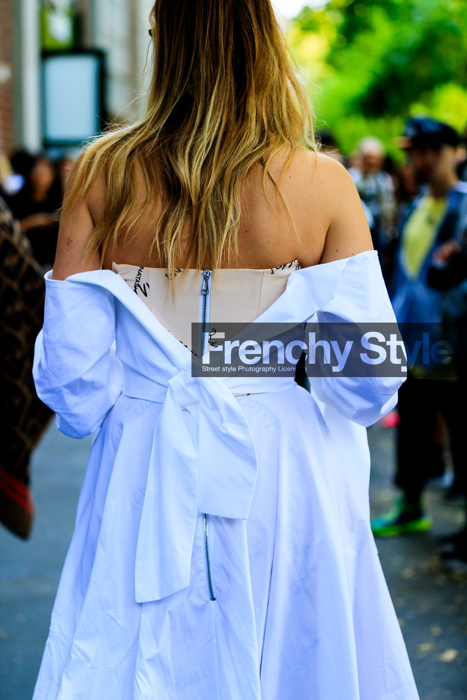 bustier dress, off the shoulder, white dress, street style, jonathan paciullo, FW, frenchystyle, fashion week, MFW, MILAN, SPRING SUMMER 2019, SS 19, vertical, atmosphere details, detail