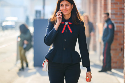 atmosphere details, AUTUMN WINTER 2017-2018, AW 17-18, black jacket, blazer, bow, bow collar, detail, FALL WINTER 2017-2018, fashion week, frenchystyle, FW, FW 17-18, giovanna battaglia, gucci, horizontal, iphone, jonathan paciullo, leather bag, MFW, MILAN, street style, trousers, white bag