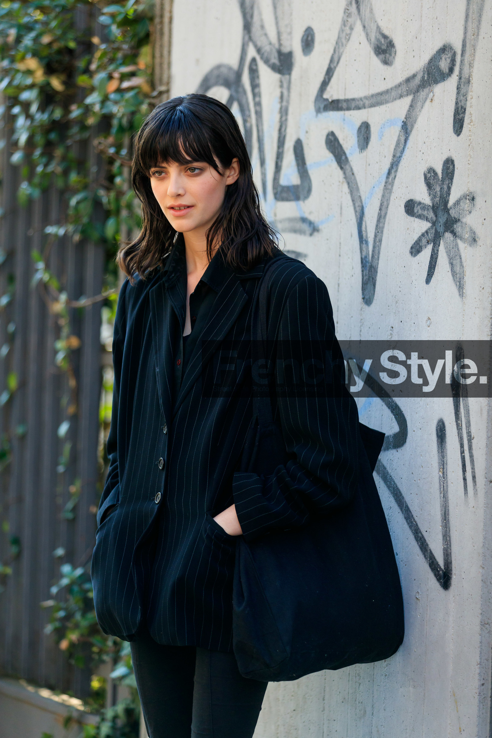 model, black jacket, black shirt, black pants, striped pants, black bag, shopping bag, fashion week, frenchystyle, FW, jonathan paciullo, street style, MFW, MILAN, AUTUMN WINTER 2020-2021, FALL WINTER 2020-2021, FW 20-21, vertical, atmosphere details, detail