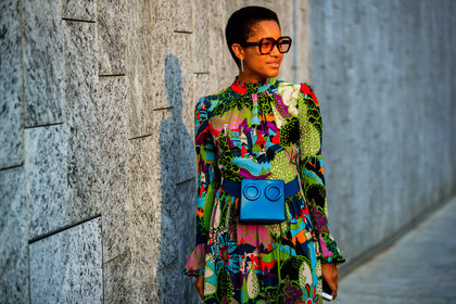 blue bag, fanny pack, floral, flowers, graphic dress, green dress, leather bag, multicolor dress, printed dress, short hair, sunglasses, tamu mcpherson, fashion week, frenchystyle, FW, jonathan paciullo, street style, MFW, MILAN, SPRING SUMMER 2019, SS 19, atmosphere details, horizontal, detail