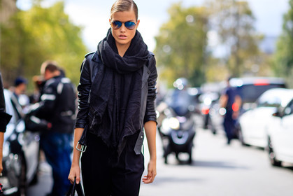 atmosphere details, black jacket, black pants, black scarf, detail, fashion week, frenchystyle, FW, horizontal, jonathan paciullo, leather jacket, model, PARIS, PFW, SPRING SUMMER 2017, SS 17, street style, sunglasses, tone on tone, total look black, trousers