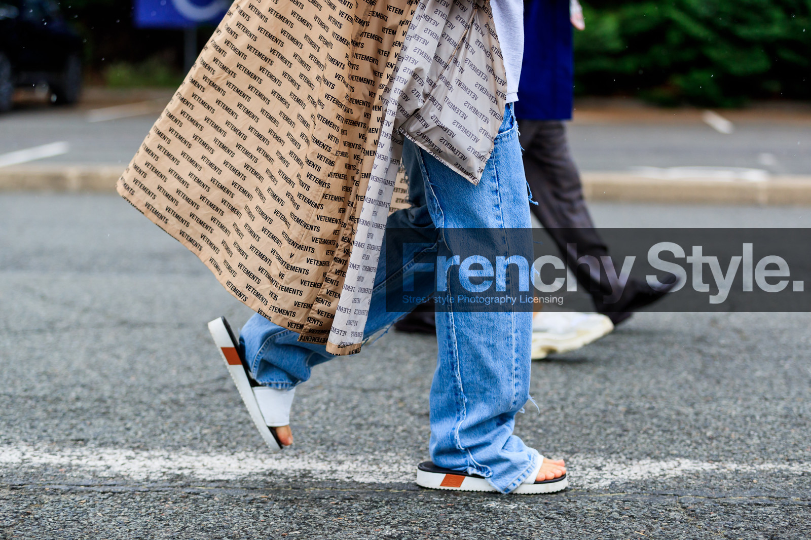 beige coat, blue denim, denim pants, graphic coat, jeans, leather shoes, printed coat, raincoat, trousers, vêtements, white sandals, fashion week, frenchystyle, FW, jonathan paciullo, street style, PFW, PARIS, atmosphere details, horizontal, detail, AUTUMN WINTER 2018-2019, FALL WINTER 2018-2019, FW 18-19
