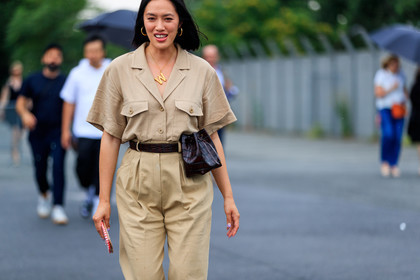 beige pants, beige shirt, bordeaux, burgundy, leather bag, necklace, purple bag, trousers, fashion week, frenchystyle, FW, jonathan paciullo, street style, PFW, PARIS, atmosphere details, horizontal, detail, AUTUMN WINTER 2018-2019, FALL WINTER 2018-2019, FW 18-19, Tiffany Hsu