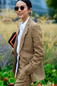 yoyo cao, burberry total look, burberry jacket, burberry pants, burberry bag, monogrammed jacket, monogrammed pants, logo all over, white shirt, beige jacket, beige pants, black leather bag, orange leather bag, burgundy leather bag, aviator sunglasses, metalic frame sunglasses, long shirt, beige suits, fashion week, frenchystyle, FW, jonathan paciullo, street style, vertical, detail, atmosphere details