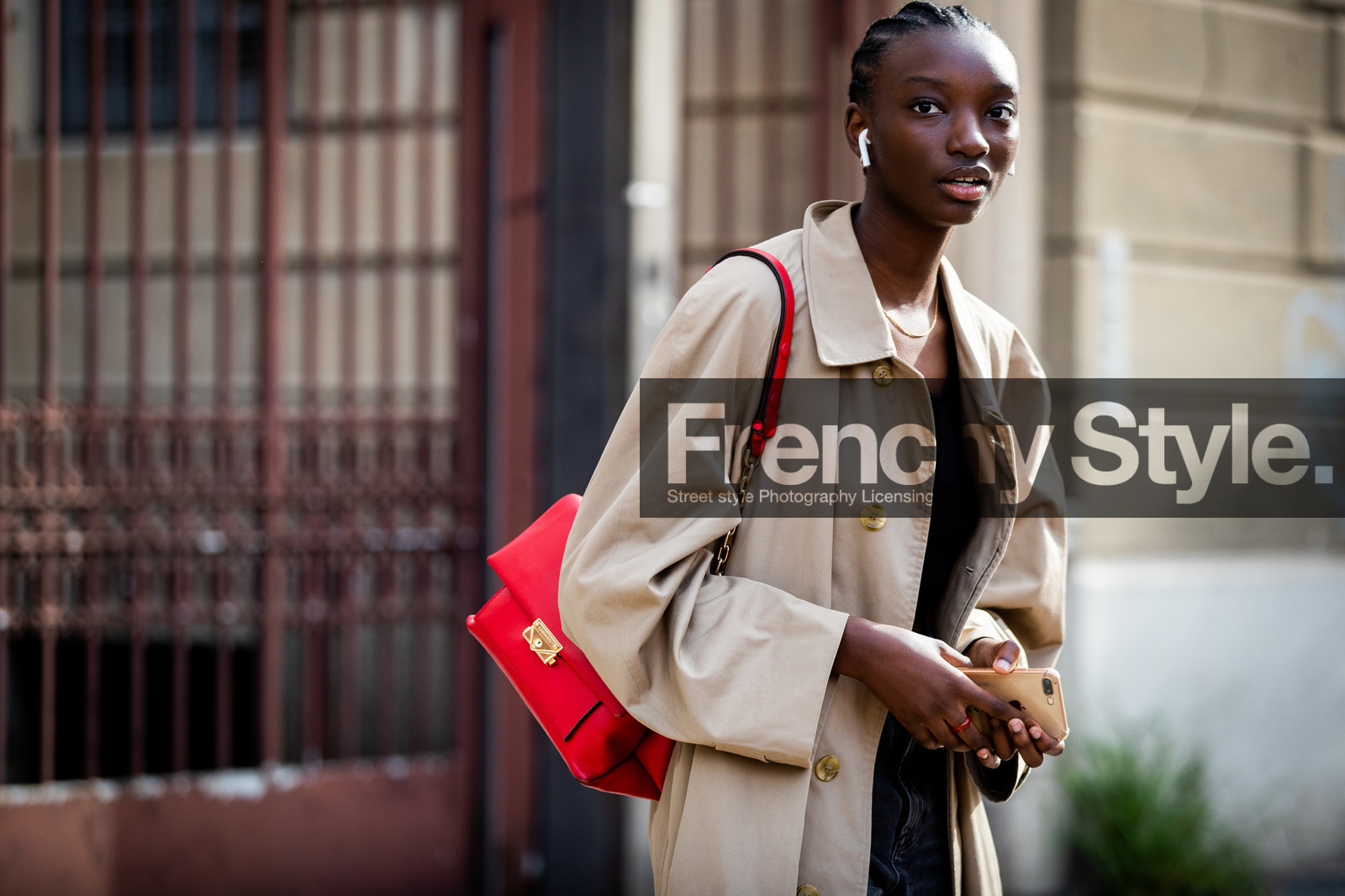 airpod, beige trench coat, red leather bag, shoulder bag, michael kors bag, street style, jonathan paciullo, FW, frenchystyle, fashion week, MFW, MILAN, SPRING SUMMER 2021, SS 21, horizontal, atmosphere details, detail, model