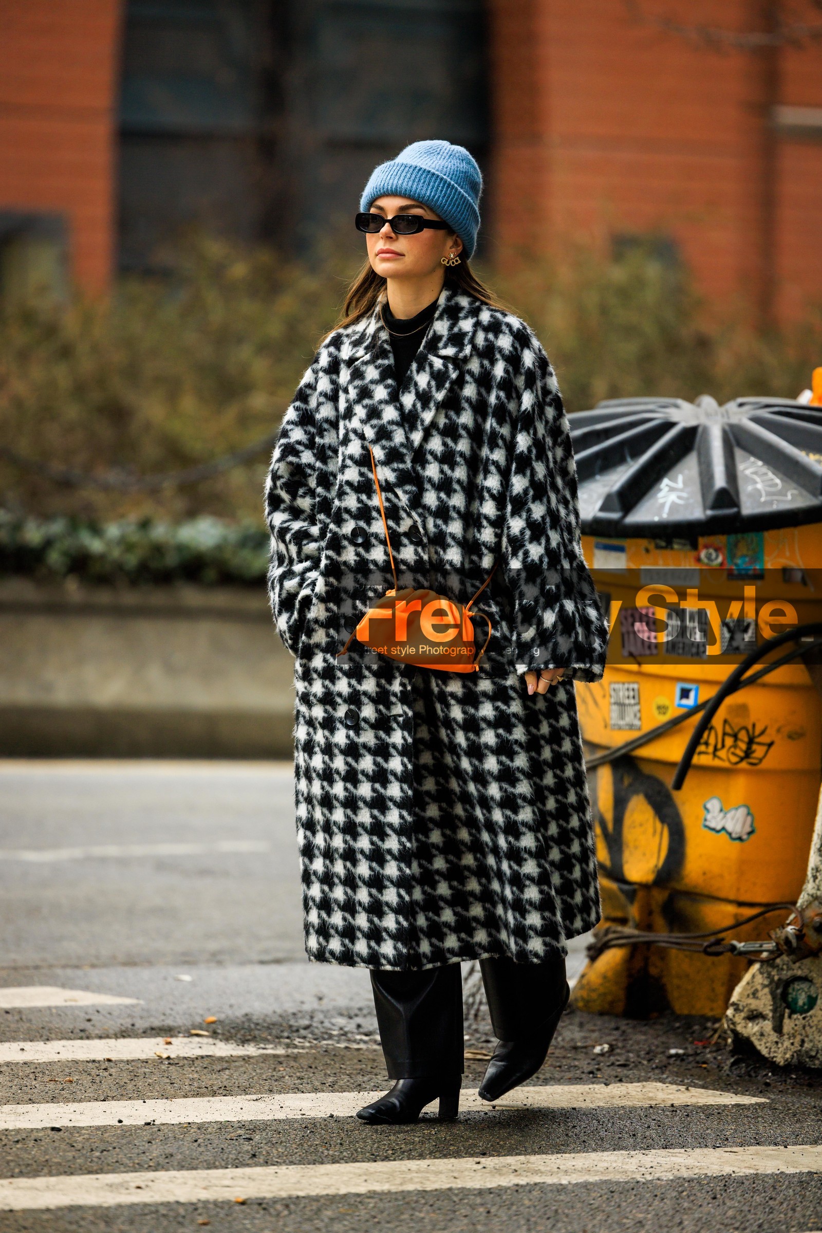 orange crossbody, leather crossbody bag, mini crossbody, black sunglasses, blue beanie, knitted, beanie, gucci earrings, black pants, black bottines, black and white coat, black turtleneck, Allegra shaw, street style, jonathan paciullo, FW, frenchystyle, fashion week, NYFW, NEW YORK, AUTUMN WINTER 2022-2023, FALL WINTER 2022_2023, FW 22-23, vertical, full length