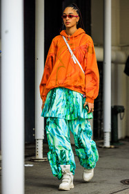 red sunglasses, orange hoodie, crossbody bag, platform sneakers, blacn and white sneakers, belt sneakers, sporty look, cargo pants, blue and green pants, print cargo pants, printed overzised shirt, big golden loops, street style, jonathan paciullo, FW, frenchystyle, fashion week, NYFW, NEW YORK, AUTUMN WINTER 2022-2023, FALL WINTER 2022_2023, FW 22-23, vertical, full length, model