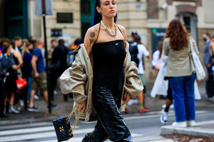 off white bag, off white top, sleeveless top, strapless top, black top, black pants, black leather bag, quilted bag, golden chain strap bag, vinyl pants, golden jacket, oversize jacket, oversize bombers, golden bomber, pearl necklace, golden necklace, silvered necklace, hera pradel, fashion week, frenchystyle, FW, jonathan paciullo, street style, PFW, PARIS, AUTUMN WINTER 2021-2022, FALL WINTER 2021-2022, FW 21-22, atmosphere details, horizontal, detail