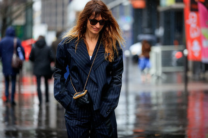 caroline de maigret, navy blue jacket, navy blue pants, striped jacket, striped pants, black leather bag, crossbody bag, quilted bag, mini bag, chanel bag, stella mccartney look, fashion week, frenchystyle, FW, jonathan paciullo, street style, PFW, PARIS, horizontal, atmosphere details, detail